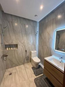 La salle de bains est pourvue de toilettes et d'un lavabo. dans l'établissement Serene roof A quiet romantic luxurious, à Koweït