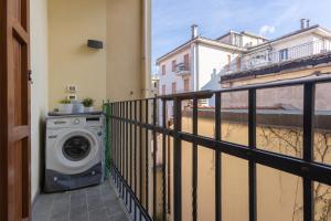 eine Waschmaschine auf dem Balkon eines Gebäudes in der Unterkunft Bolo Stay Central Apartment in Bologna