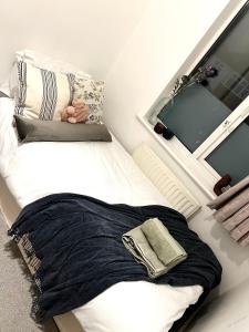 Pokój z łóżkiem z laptopem w obiekcie Powdermill Lodge w mieście Hanworth