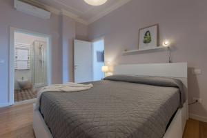 1 Schlafzimmer mit einem Bett und einem Bad in der Unterkunft Bolo Stay Central Apartment in Bologna