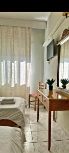 - une chambre avec un lit, un bureau et une télévision dans l'établissement ESPERIA CITY HOTEL DRAMA, à Dráma