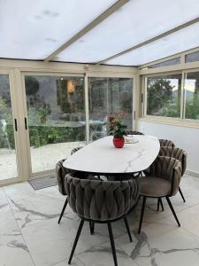 comedor con mesa blanca y sillas en villa vue mer cinq chambres Les terrasses des Collines en Le Cannet