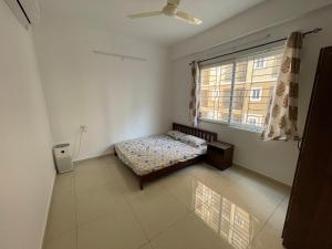 Een bed of bedden in een kamer bij Sri Sai 3 BHK Home