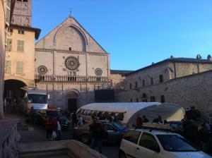 eine Gruppe von Menschen steht vor einem Gebäude in der Unterkunft Monte Cavallo in Assisi