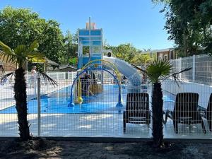 un parque acuático con un tobogán de agua en Camping Les Goélands - Maeva, en Arès 18 fotos más