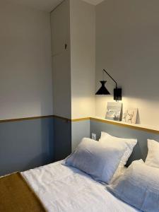 濱海聖布里阿克的住宿－La suite Émile proposé par escaleasaintbriac，一间卧室配有一张带两个枕头的床