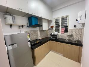 Een keuken of kitchenette bij Sri Sai 3 BHK Home