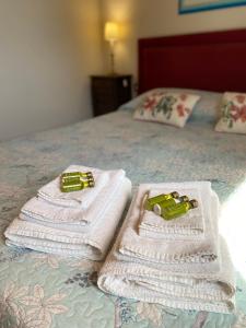 - 2 serviettes avec des bagues sur le lit dans l'établissement La Casetta, à Pievina