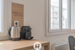 Příslušenství pro přípravu čaje a kávy v ubytování R'Apparts T2 Refuge Chic + 8 fotografií