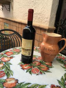 レトイアンニにあるHotel Fernandaのワイン1本(テーブルと花瓶の上に置く)