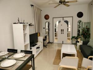 ein Wohnzimmer mit einem Sofa und einem Tisch in der Unterkunft Beautiful Villa with private pool in Cha-Am in Ban Sahakham