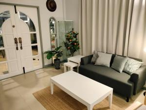 sala de estar con sofá y árbol de Navidad en Beautiful Villa with private pool in Cha-Am, en Ban Sahakham