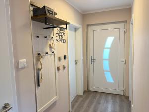 einen Flur mit Tür mit Schild drauf in der Unterkunft Villa di Lago - Ferienhaus mit Sauna in Mücheln + 29 Fotos