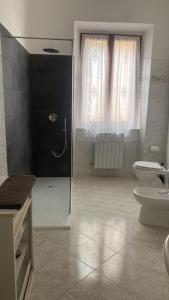 e bagno con servizi igienici e doccia in vetro. di A Casa di Nonna Anna a Porto Azzurro
