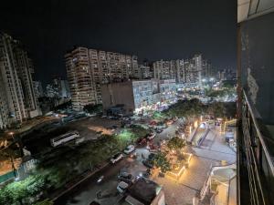 vistas a una ciudad por la noche con edificios en VVA HOMES en Ghaziabad
