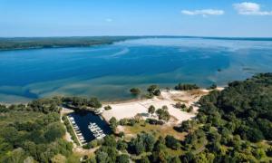 een luchtzicht op een eiland in een meer bij Spacieux Mobil-home N°502 - 2 chambres - dans Camping 4 * in Gastes