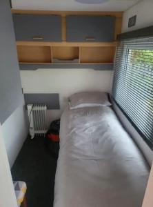 Una cama o camas en una habitación de 15 bluebell lane