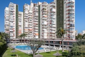 um complexo de apartamentos com piscina e edifícios altos em Primera línea de playa em Alicante