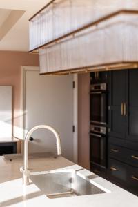 Kent的住宿－Lewknor Lodge: Stunning 5 bed, 4 bathroom house in Ramsgate，厨房配有水槽和炉灶