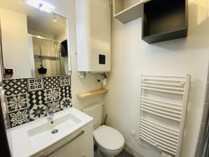 een kleine badkamer met een toilet en een wastafel bij Le Bilongue in Rodez