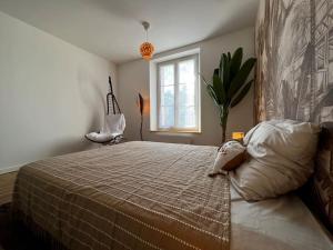 a bedroom with a bed and a window at Grand F2 proche du centre ville. in Châlons-en-Champagne