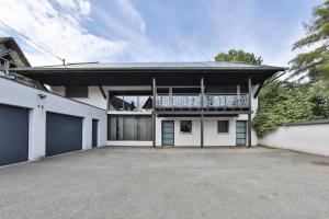 ein weißes Haus mit Balkon darüber in der Unterkunft Ancienne grange rénovée esprit Loft in Dietwiller