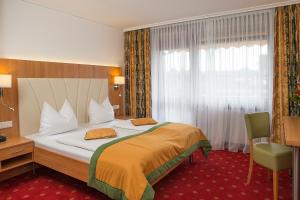 Postel nebo postele na pokoji v ubytování Johannesbad Thermalhotel Ludwig Thoma