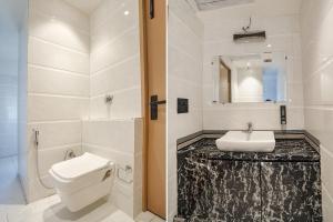 Koupelna v ubytování FabHotel Prime IP Indrapuram