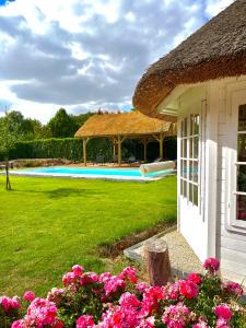 una casa con un patio con piscina en Maison D'hôtes Lagatine, en La Boissière-École