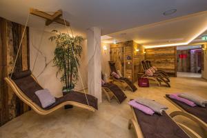 ein Zimmer mit einem Haufen Stühle und einer Pflanze in der Unterkunft Johannesbad Thermalhotel Ludwig Thoma in Bad Füssing