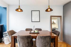 倫敦的住宿－Modern and Spacious Colliers Wood Home，一间带木桌和椅子的用餐室