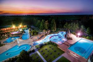 Bazén v ubytování Johannesbad Thermalhotel Ludwig Thoma nebo v jeho okolí