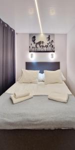 - un grand lit blanc avec 2 oreillers blancs dans l'établissement Dom Na Wodzie La Mare Houseboat, à Bydgoszcz