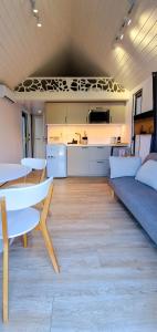 - un salon avec une table et un canapé dans l'établissement Dom Na Wodzie La Mare Houseboat, à Bydgoszcz