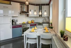 eine Küche mit einem Tisch mit gelben Servietten darauf in der Unterkunft Fewo on the Top in Willingen