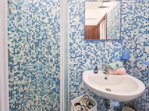 Un baño de Mono Le Lecce 25 b 15 fotos más