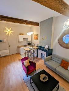 sala de estar con sofá y mesa en Appartement de charme, Croix Baragnon, Toulouse, en Toulouse