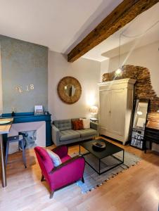a living room with a couch and a piano at Appartement de charme, Croix Baragnon, Toulouse in Toulouse