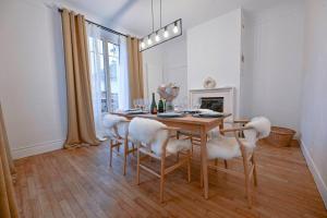 ein Esszimmer mit einem Holztisch und Stühlen in der Unterkunft Maison de Champagne F.Barbier ! in Avize