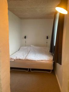 1 dormitorio pequeño con 1 cama en una habitación en Hyggelig gæstebolig, en Kjellerup