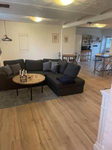 a living room with a couch and a table at Hyggeligt gæstehus in Kjellerup