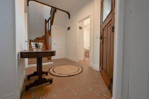 un pasillo con una mesa y una escalera con un pasillo en Maison de Champagne F.Barbier !, en Avize