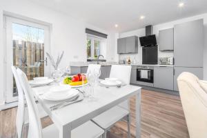 a kitchen and dining room with a white table and chairs at The Marsons Collection - 2 Bedrooms Apartment - Balcony - Secure Parking - 1MC in Birmingham +19 photos