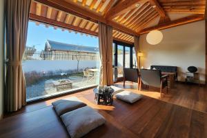 Hotelarrive Taean Tiann HanokBeachResort的休息区