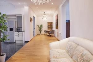 a living room with a white couch and a kitchen at IDEE Living: Design-Apartment- Netflix - 6 Pers in Mannheim