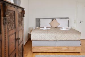 a bedroom with a bed with two towels on it at IDEE Living: Design-Apartment- Netflix - 6 Pers in Mannheim