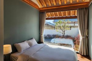 Hotelarrive Taean Tiann HanokBeachResort客房内的一张或多张床位