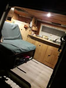 - une vue sur l'intérieur d'une chambre avec un lit et un comptoir dans l'établissement Van à louer au pied des pistes, à Bourg-Saint-Maurice