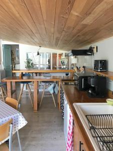 uma cozinha com tectos e mesas de madeira em Labussiere em Lorgues