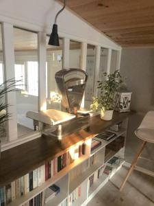 um quarto com uma secretária com uma cadeira e livros em Labussiere em Lorgues